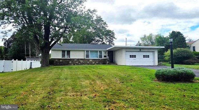 Primary Photo - 16 Brook Ln