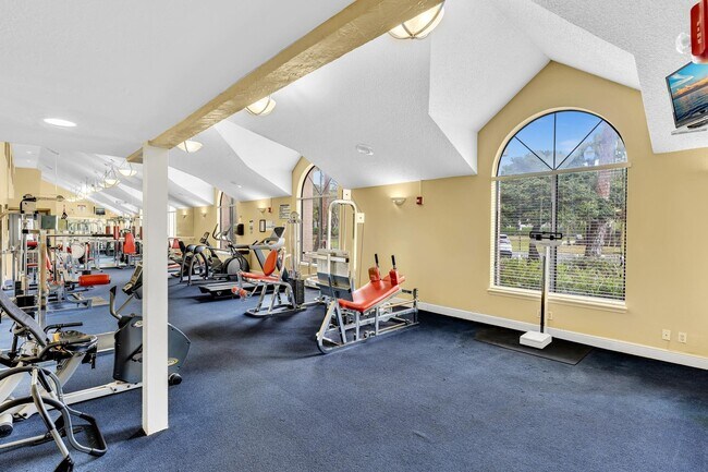 Building Photo - 3370 Pinewalk Dr N