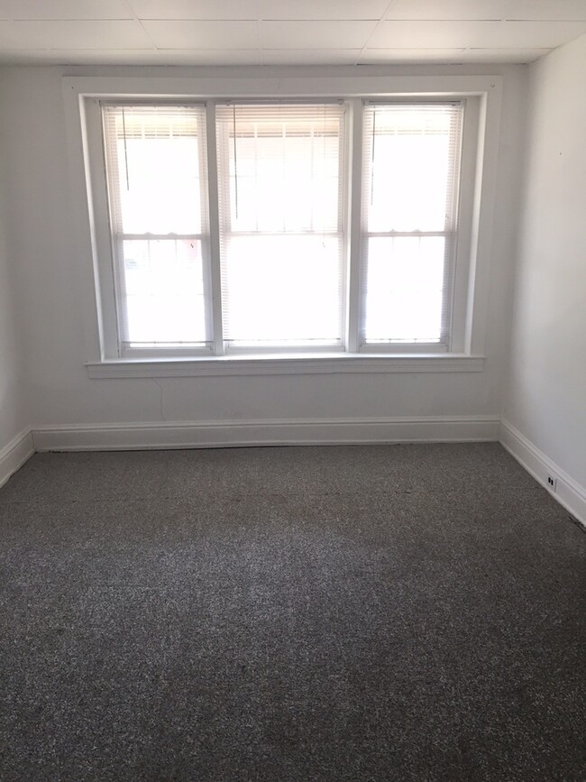 Building Photo - 1st Floor Apartment on the Avenues! A/C, Y...