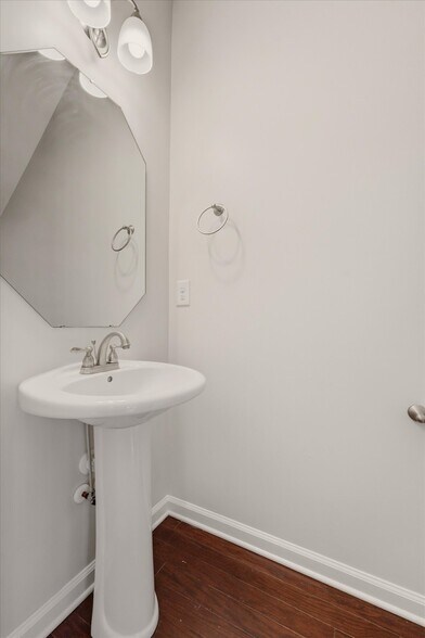 Building Photo - 2050 Hemlock Dr