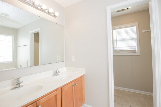 Building Photo - Charming 3 Bed, 2 Bath Rental Home in Raeford, NC - Don't Miss Out!