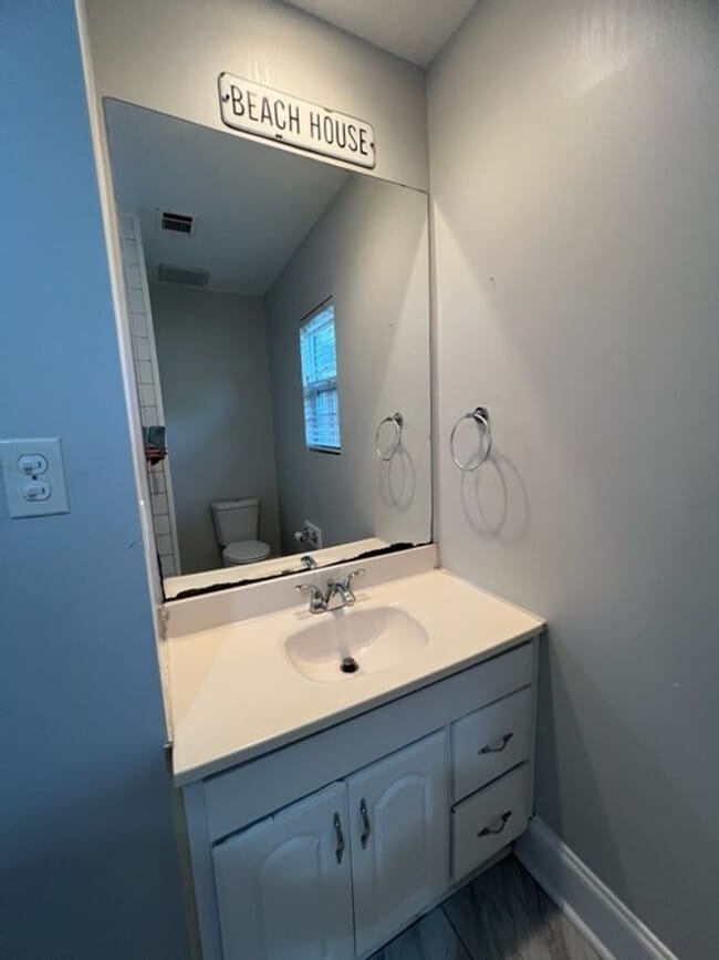 Building Photo - Adorable 3 Bedroom/2 Bath Home located in ...