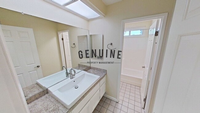 Building Photo - Lovely 2 Bd 1.5Ba Condo in Costa Mesa With Spacious Deck