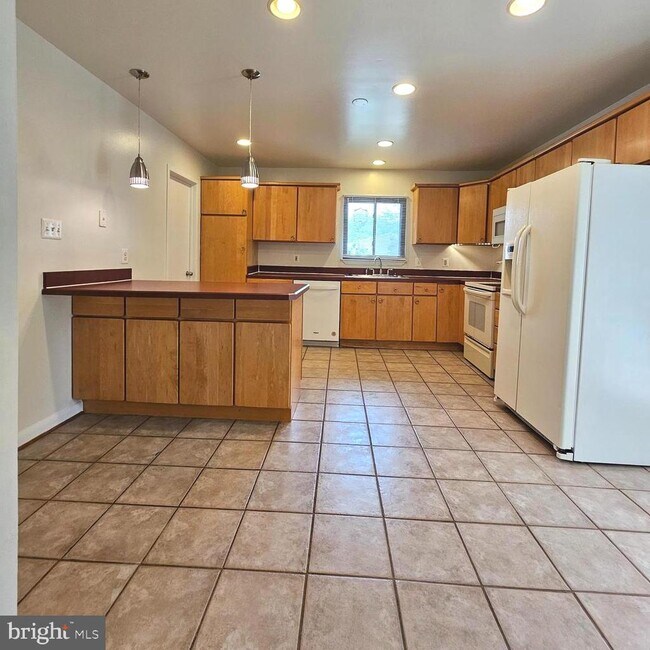 Building Photo - 1108 N Rockingham St