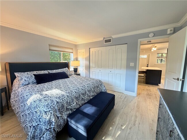 Building Photo - 960 7th St S