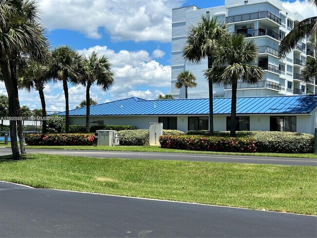 Building Photo - 5151 N Hwy A1A