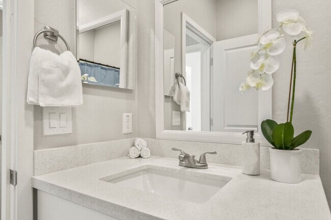 Building Photo - 6606 W Paradise Ln