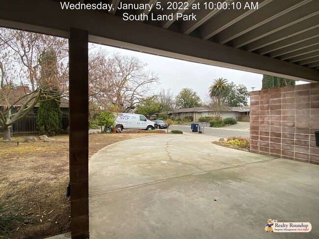 Building Photo - Unique, Cheery and Spacious Mid-Century Mo...