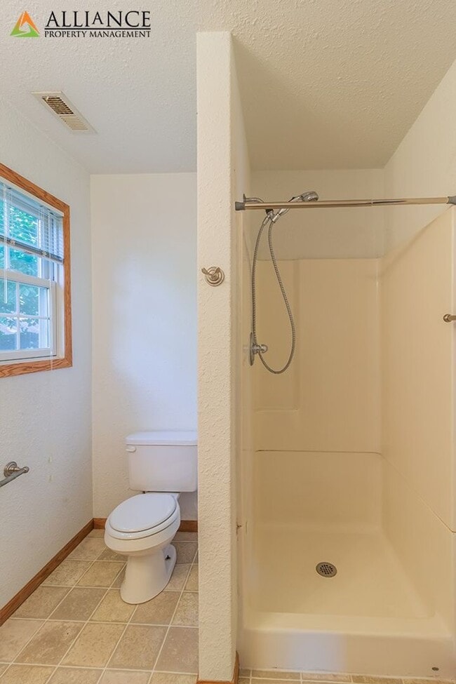 Building Photo - All appliances included, washer/dryer hookups!