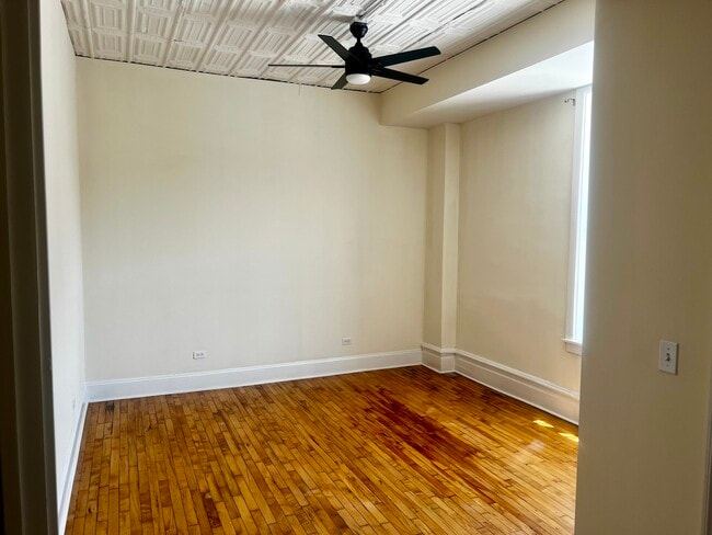 Building Photo - 1370 N Milwaukee Ave