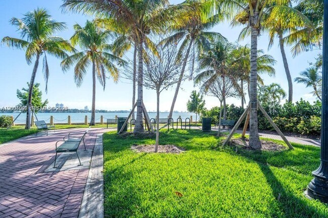 Building Photo - 1123 Bay Dr