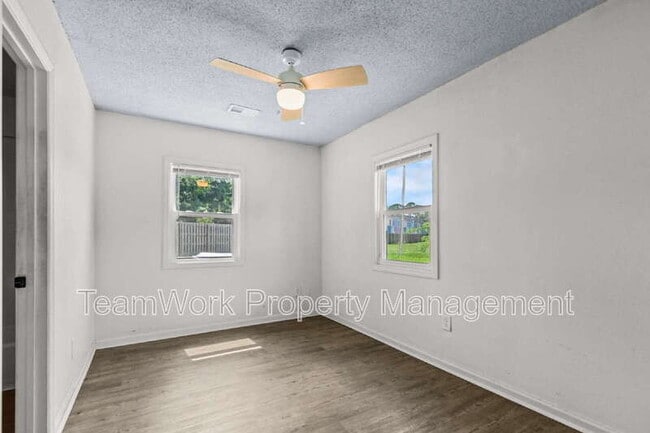 Building Photo - 3101 Azalea Dr