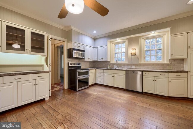 Building Photo - 226 E Caracas Ave