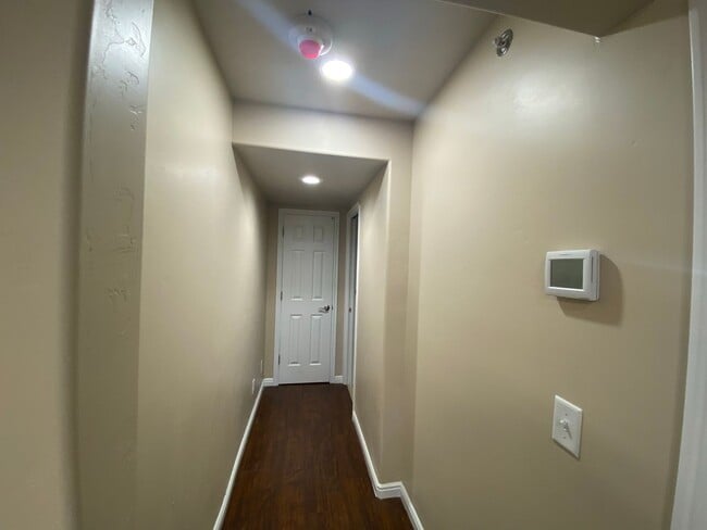 Building Photo - M400 UTILITES INCLUDED Canyon Street Apartment