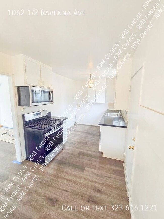 Building Photo - 1062 1/2 Ravenna Ave-