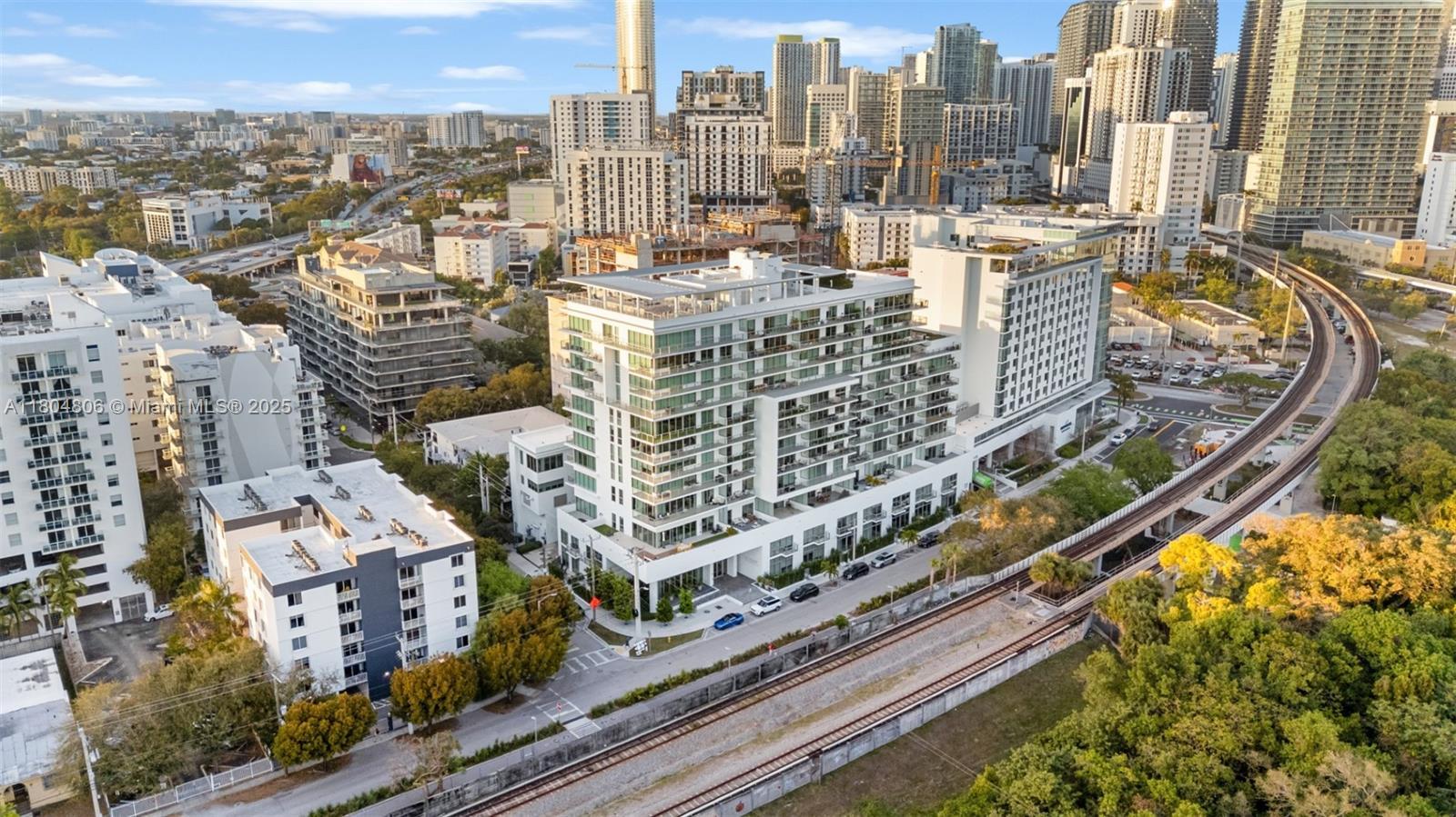 Building Photo - 1600 SW 1st Ave