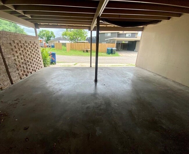 Building Photo - 5025 Meandering Ln