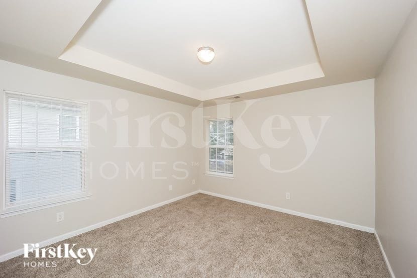 Building Photo - 5190 Upper Elm St