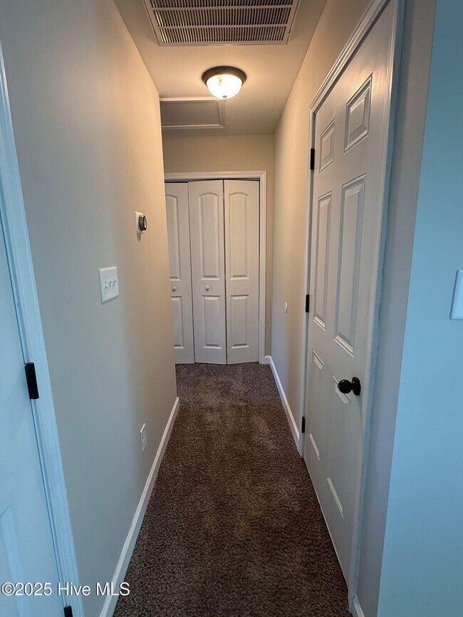 Building Photo - 114 Laredo Dr