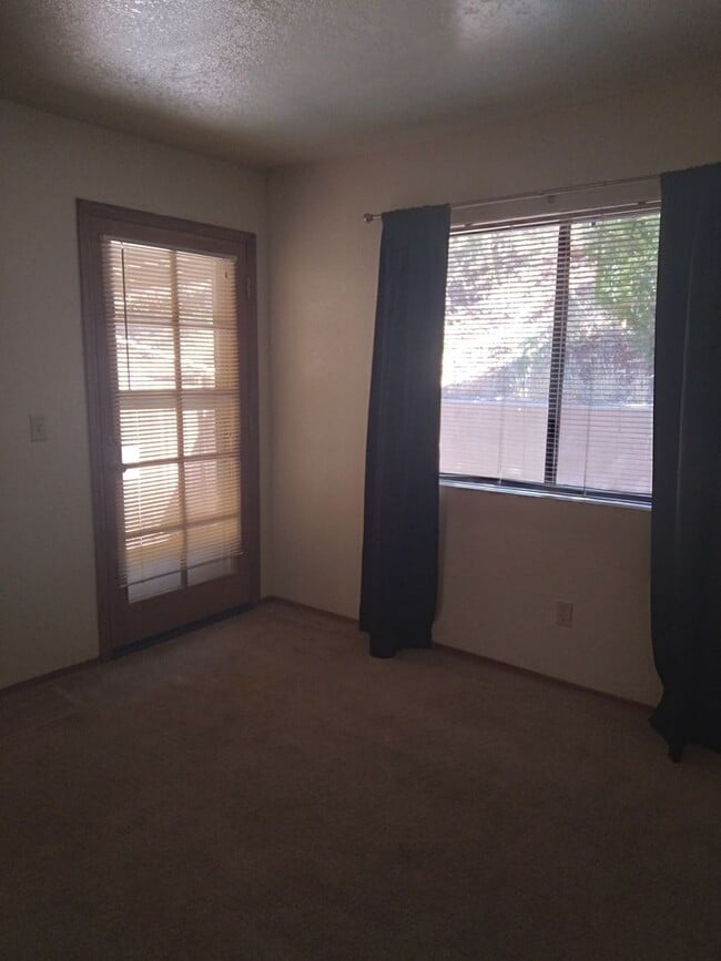 Building Photo - 937 W Madera Ln