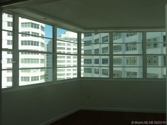 Building Photo - 999 Brickell Bay Dr