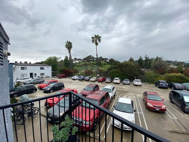 Building Photo - 3030 Valle Vista Dr