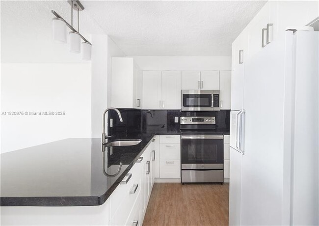 Building Photo - 401 Golden Isles Dr