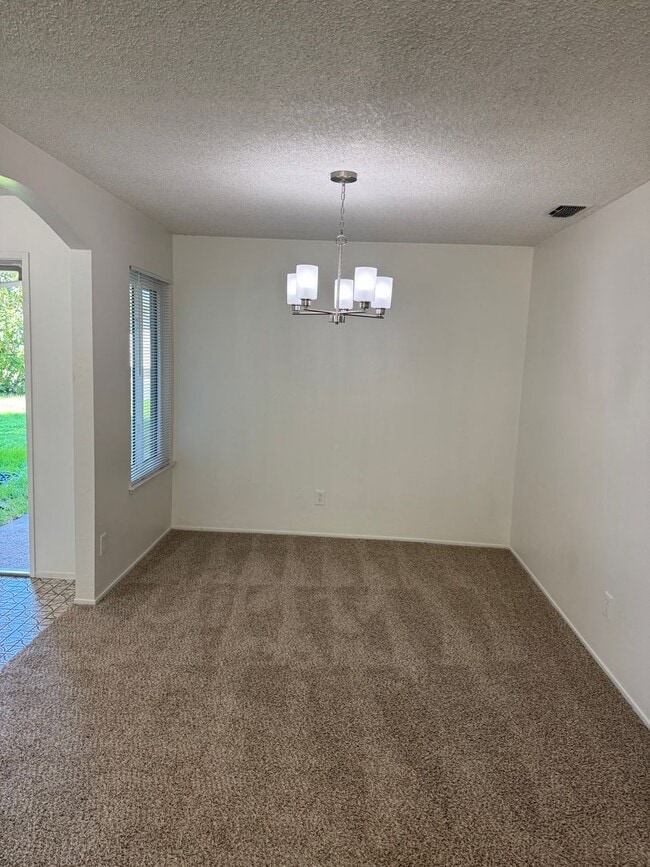 Building Photo - NICE SINGLE STORY HOME IN THE ROSEMONT AREA!