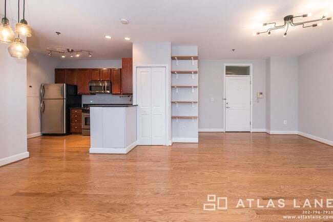 Building Photo - 1 Bed/1 Bath off 14th St NW!