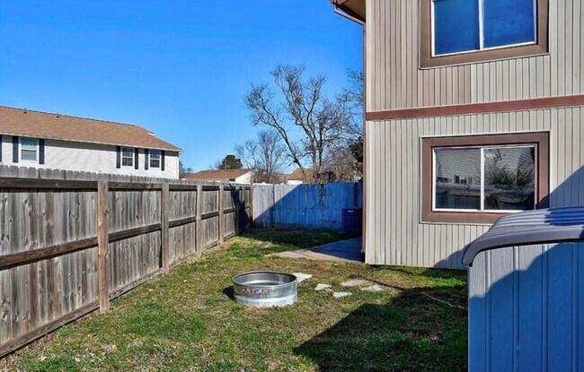 Building Photo - 727 Alder Cir