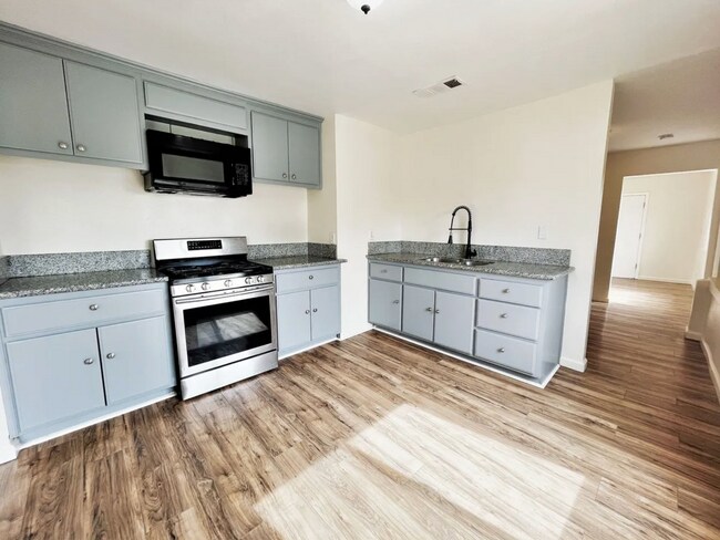 Building Photo - Beautiful 4 Bedroom 2 Bath