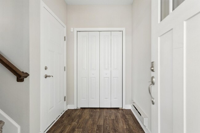 Building Photo - End Unit 2BR Condo with Garage, Balcony & Open Living
