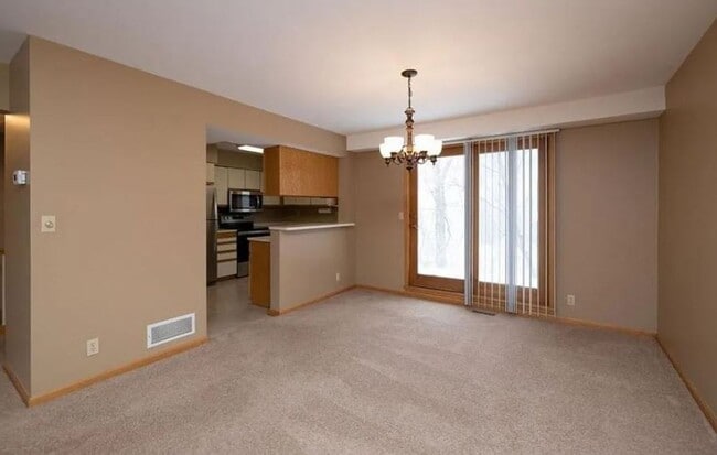 Building Photo - Spacious Minnetonka  2-BR Townhome