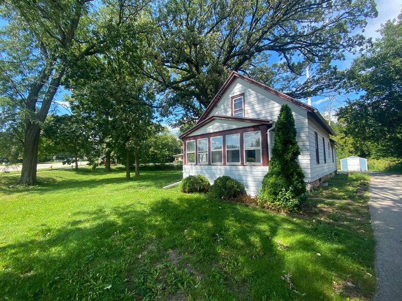 Primary Photo - 1436 E Racine Ave