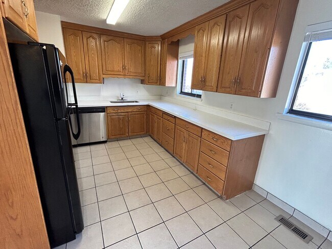 Building Photo - Remodeled 4 Bd Home with 23'x35' Heated Wo...