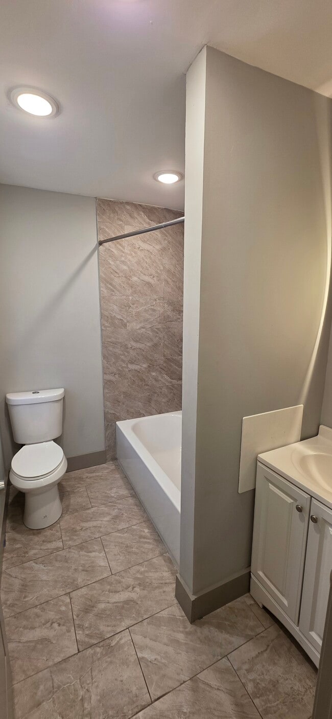 Building Photo - 533 N Belnord Ave