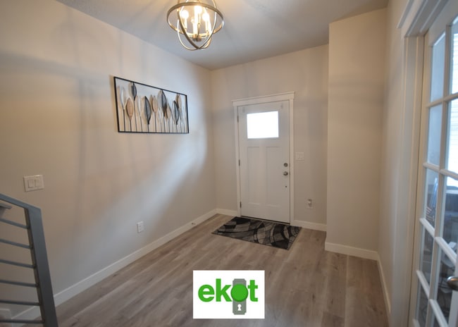 Building Photo - Spacious Townhome Near Shopping! 3 BD 2.5 BTH