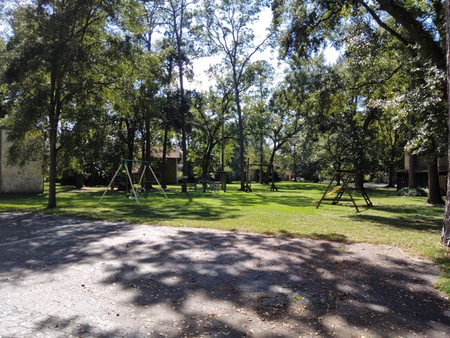 lots of green space - 4415 NW 41st Plz