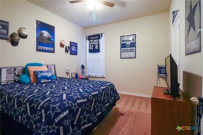 Building Photo - 802 Valentino Dr