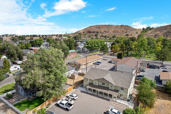 Building Photo - Move-In Ready 3BR Furnished Apartment Near ISU