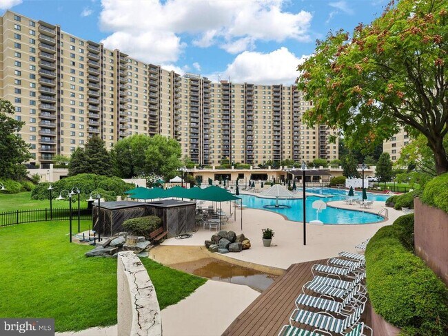 Building Photo - 309 Yoakum Pkwy