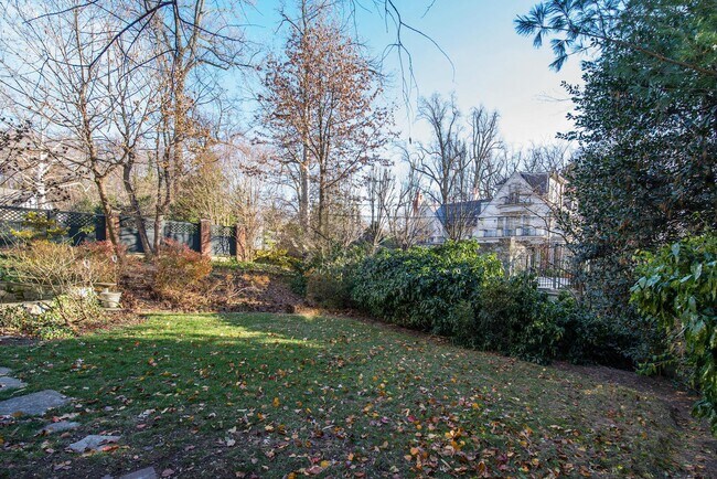 Building Photo - 4910 Hillbrook Ln NW