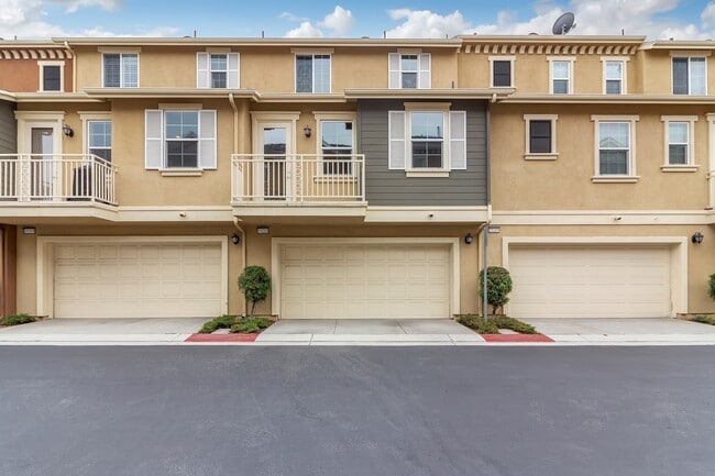 Building Photo - Live in Luxury: Fully Upgraded 2 Bedroom P...