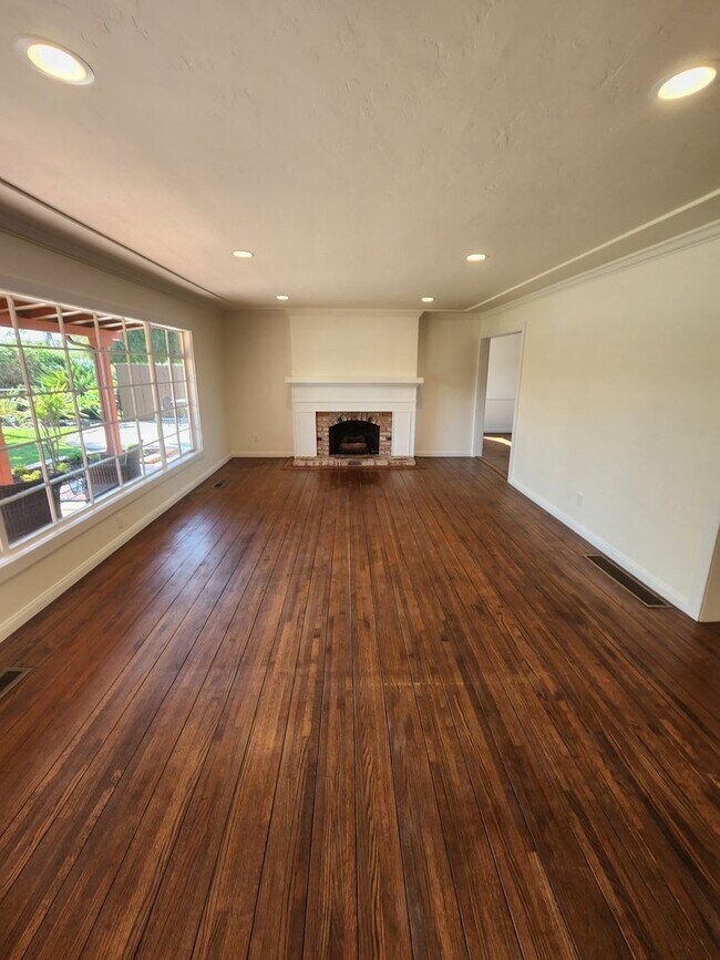 Building Photo - 4950 Rosehedge Dr