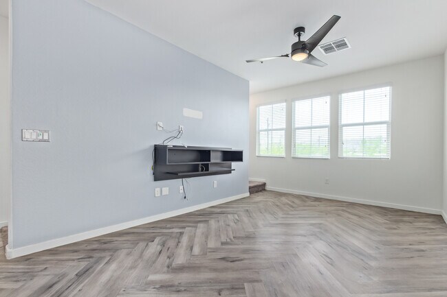 Building Photo - 2321 E Huntington Dr