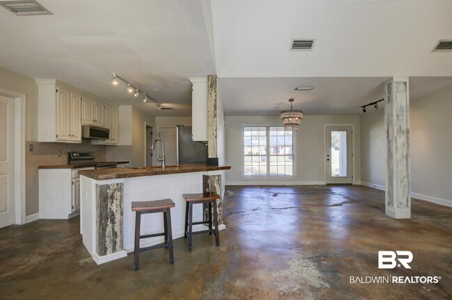 Building Photo - 200 Hawthorne Cir