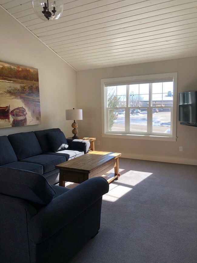 Building Photo - 615 Rice St E