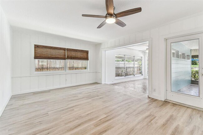 Building Photo - 610 Bosphorous Ave