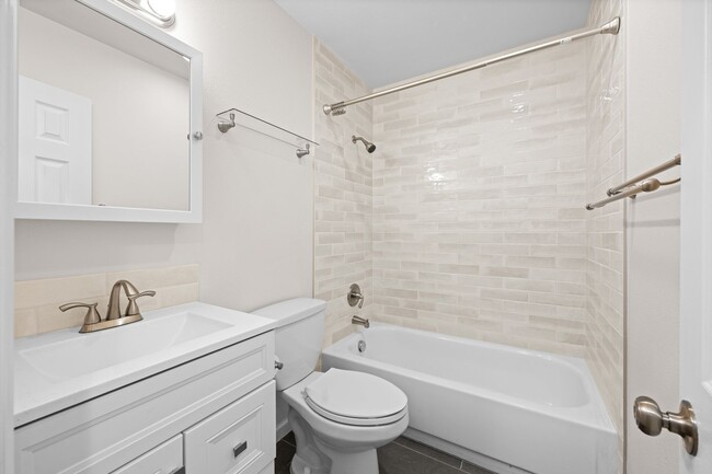 Building Photo - Newly Renovated Condo!