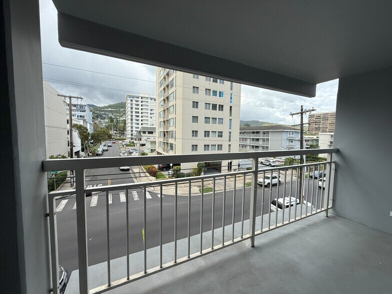 Balcony - 1621 Dole St